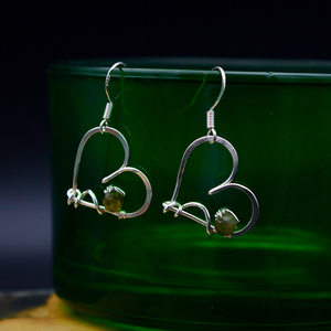 Boucles d'oreilles coeur en argent avec pierre